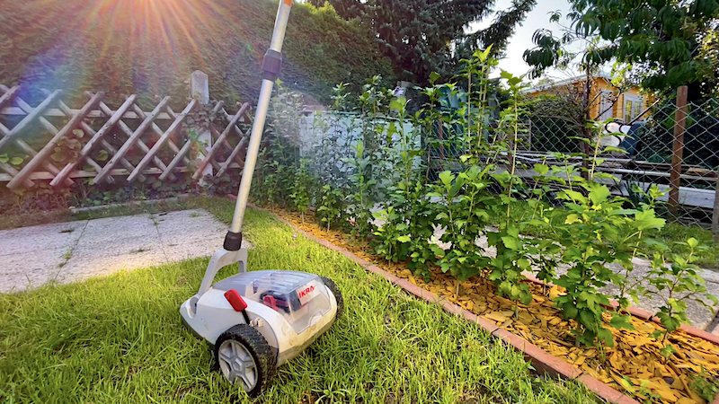 Der Geheimtipp für Kleingärtner: Ein Mähroboter an der Leine