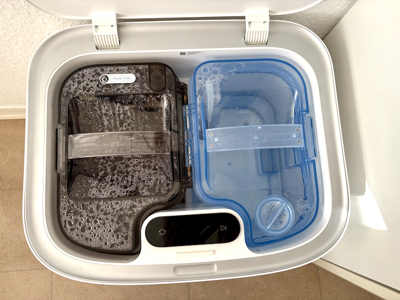 Die Tanks für Frischwasser (rechts) und Abwasser (links) in der Basisstation